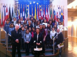 Nathalie Griesbeck, Marielle de Sarnez et Quentin Dickinson posent avec les conseillers municipaux junior d’Ay-sur-Moselle et de Semécourt 