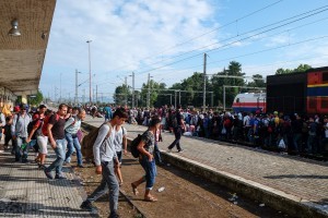 Les voies de chemin de fer de la gare d’Idomeni servent de point de passage entre la Grèce et l’ARYM. La frontière est située 500 mètres plus loin.
