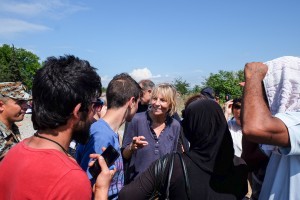 À Guevgueliya, en Ancienne République yougoslave de Macédoine (ARYM), les réfugiés s’apprêtent à entrer dans le centre récemment ouvert par la Croix Rouge et le Haut Commissariat aux Réfugiés des Nations unies.