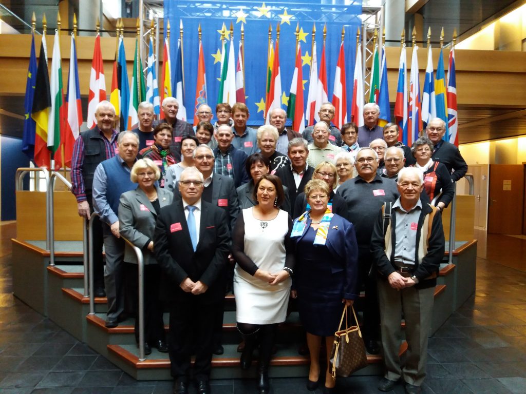 20161122-amicale-anciens-maires-du-canton-de-fenetrage-photo-drapeaux